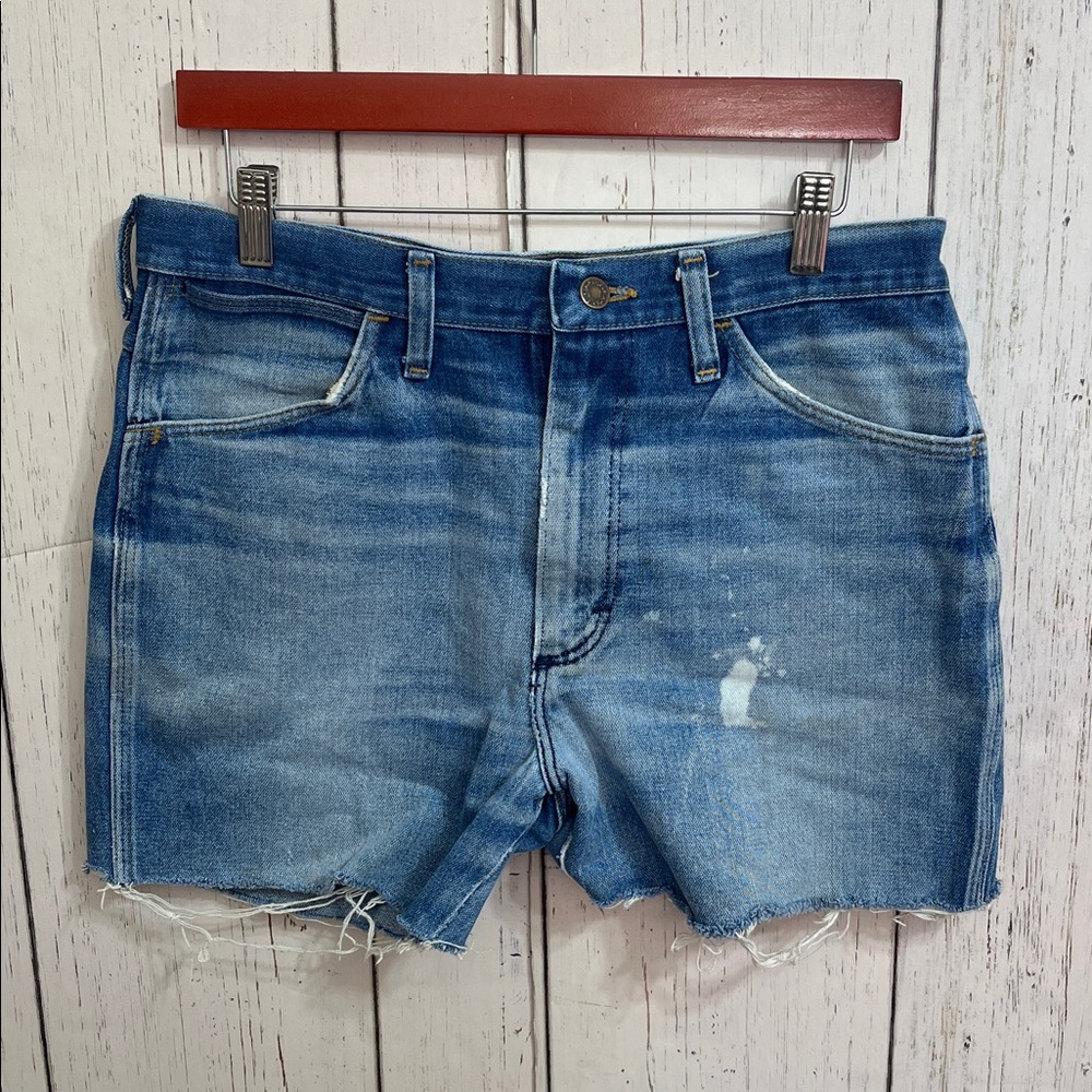 Vintage Wrangler Blue Jeans with Leather Tab 34 x 32 cutoffs